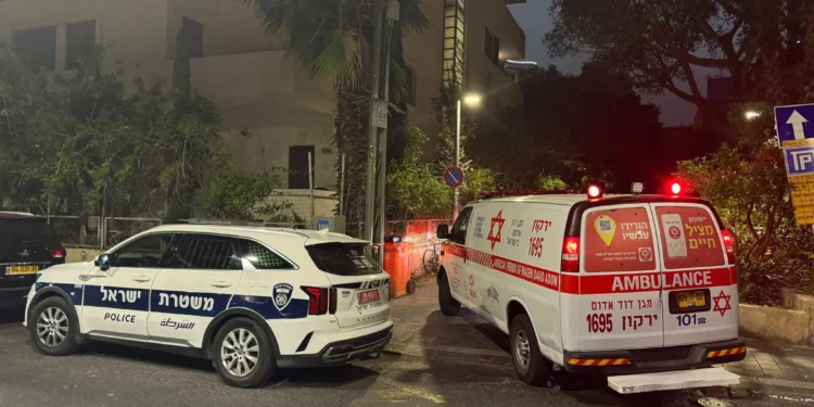 Personal paramédico y policial llega al lugar de un apuñalamiento en Tel Aviv, en el que una influencer de redes sociales resultó gravemente herida, el 13 de mayo de 2026. (Magen David Adom)