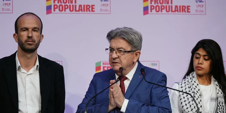 El líder del partido de izquierdas La France Isoumise (LFI), que forma parte de la coalición de izquierdas Nouveau Front Populaire (NFP), Jean-Luc Mélenchon (C), pronuncia un discurso tras el anuncio de los resultados de la primera vuelta de las elecciones parlamentarias en La Faiencerie, París, el 30 de junio de 2024. (Dimitar DILKOFF / AFP)