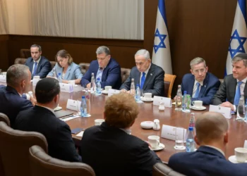 El primer ministro Benjamin Netanyahu se reúne con el enviado de la Junta de Paz de Gaza, Nickolay Mladenov, en Jerusalén el 13 de mayo de 2026. (Maayan Toaf/GPO)