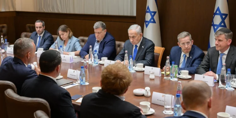 El primer ministro Benjamin Netanyahu se reúne con el enviado de la Junta de Paz de Gaza, Nickolay Mladenov, en Jerusalén el 13 de mayo de 2026. (Maayan Toaf/GPO)