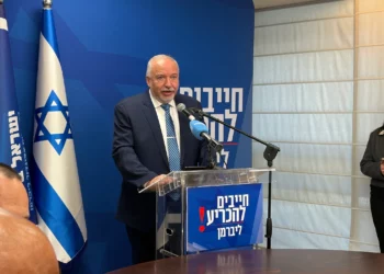 El líder del partido Yisrael Beytenu, Avigdor Liberman, habla en una conferencia de prensa el 11 de mayo de 2026. (Sam Sokol/Times of Israel)