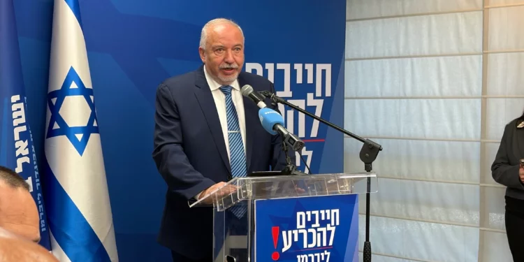 El líder del partido Yisrael Beytenu, Avigdor Liberman, habla en una conferencia de prensa el 11 de mayo de 2026. (Sam Sokol/Times of Israel)