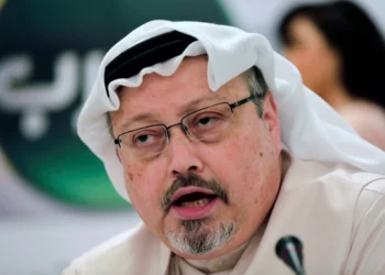 El periodista saudí Jamal Khashoggi habla durante una conferencia de prensa en Manama, Baréin, el 15 de diciembre de 2014. (Foto AP/Hasan Jamali, archivo)