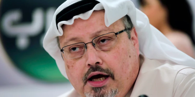 El periodista saudí Jamal Khashoggi habla durante una conferencia de prensa en Manama, Baréin, el 15 de diciembre de 2014. (Foto AP/Hasan Jamali, archivo)