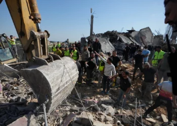 Los equipos de rescate buscan supervivientes utilizando maquinaria pesada entre los escombros de las casas dañadas por un ataque aéreo israelí en la aldea de Saksakieh, en el sur del Líbano, el sábado 9 de mayo de 2026. (Foto AP/Mohammed Zaatari)