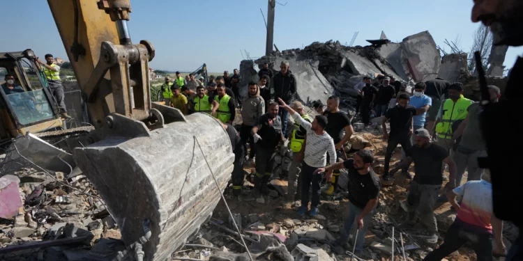 Los equipos de rescate buscan supervivientes utilizando maquinaria pesada entre los escombros de las casas dañadas por un ataque aéreo israelí en la aldea de Saksakieh, en el sur del Líbano, el sábado 9 de mayo de 2026. (Foto AP/Mohammed Zaatari)