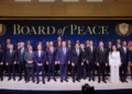 El presidente estadounidense Donald Trump, junto a otros líderes mundiales, comparece ante una Junta de Paz en el Instituto de la Paz de Estados Unidos en Washington, el 19 de febrero de 2026. (Foto AP/Mark Schiefelbein)