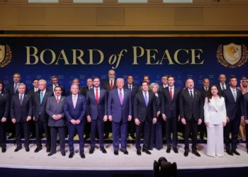El presidente estadounidense Donald Trump, junto a otros líderes mundiales, comparece ante una Junta de Paz en el Instituto de la Paz de Estados Unidos en Washington, el 19 de febrero de 2026. (Foto AP/Mark Schiefelbein)