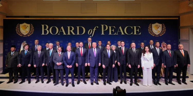 El presidente estadounidense Donald Trump, junto a otros líderes mundiales, comparece ante una Junta de Paz en el Instituto de la Paz de Estados Unidos en Washington, el 19 de febrero de 2026. (Foto AP/Mark Schiefelbein)