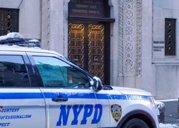 Un vehículo de la policía de Nueva York se ve frente a la sinagoga Congregation Temple Emanu-El el 14 de diciembre de 2025, en la ciudad de Nueva York. (Ryan Murphy/Getty Images/AFP)