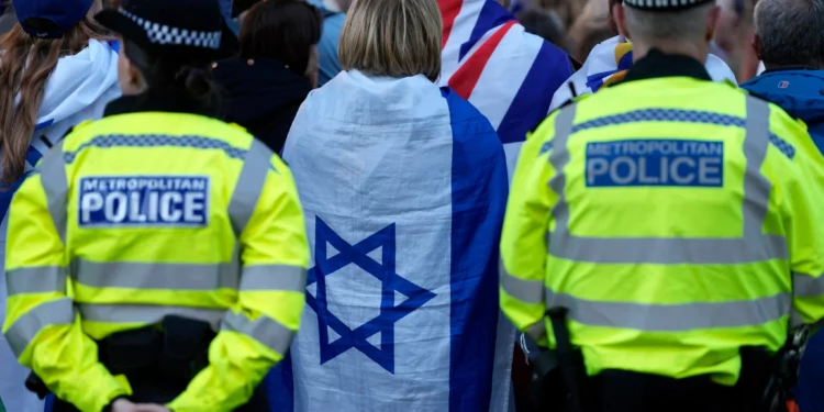 Agentes de la Policía Metropolitana montan guardia mientras la gente asiste a una manifestación organizada por la Campaña contra el Antisemitismo, frente a Downing Street, en el centro de Londres, el 30 de abril de 2026, tras el apuñalamiento de dos hombres judíos el día anterior en el barrio de Golders Green, al norte de Londres. (Foto de CARLOS JASSO / AFP)