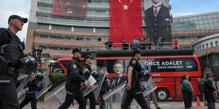 Policía turca irrumpe en la sede del principal partido opositor