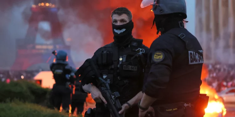 Policía francesa detiene a 416 tras disturbios por victoria del PSG