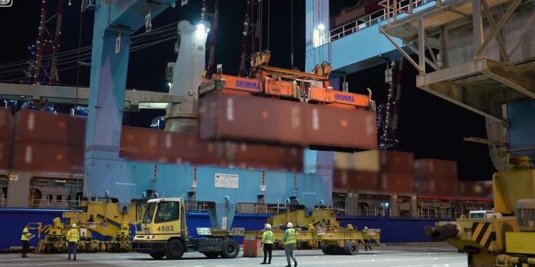 Se descarga material militar de un buque de carga en el puerto de Ashdod, en unas imágenes difundidas por el ministerio de Defensa el 30 de abril de 2026. (Ministerio de Defensa)