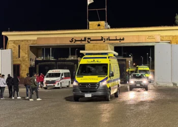 Ambulancias que transportan palestinos que buscan atención médica circulan por el lado egipcio del cruce de Rafah con la Franja de Gaza el 3 de febrero de 2026. (AFP)