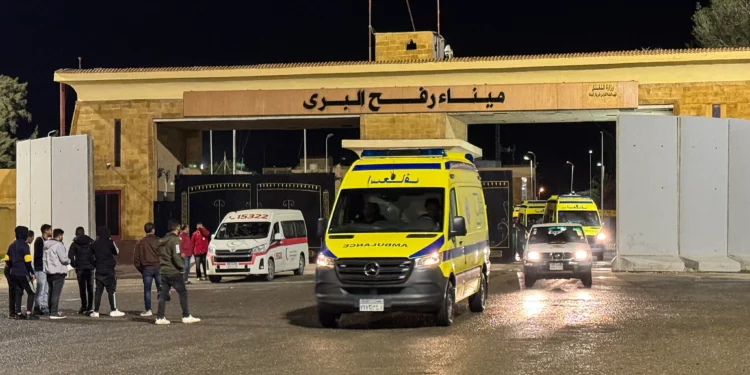 Ambulancias que transportan palestinos que buscan atención médica circulan por el lado egipcio del cruce de Rafah con la Franja de Gaza el 3 de febrero de 2026. (AFP)