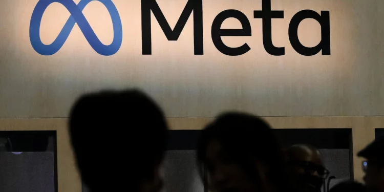 Los asistentes visitan el stand de Meta en la Game Developers Conference 2023 en San Francisco, California, el 22 de marzo de 2023. (Foto AP/Jeff Chiu)