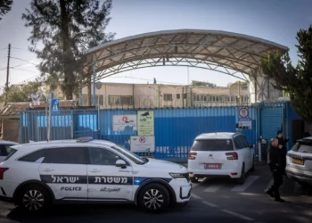 Agentes de policía en las afueras del centro de la UNRWA en Jerusalén, durante una redada en el centro, el 8 de diciembre de 2025. (Chaim Goldberg/FLASH90)
