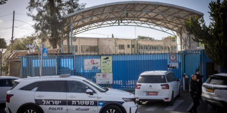 Agentes de policía en las afueras del centro de la UNRWA en Jerusalén, durante una redada en el centro, el 8 de diciembre de 2025. (Chaim Goldberg/FLASH90)