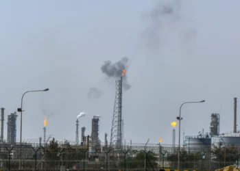La refinería de petróleo Mina Al-Ahmadi opera en Kuwait, 20 de marzo de 2026. (Foto AP, archivo)