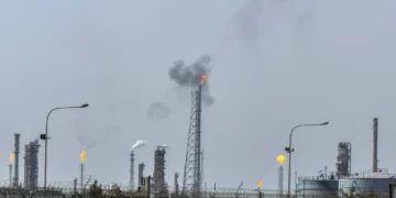 La refinería de petróleo Mina Al-Ahmadi opera en Kuwait, 20 de marzo de 2026. (Foto AP, archivo)
