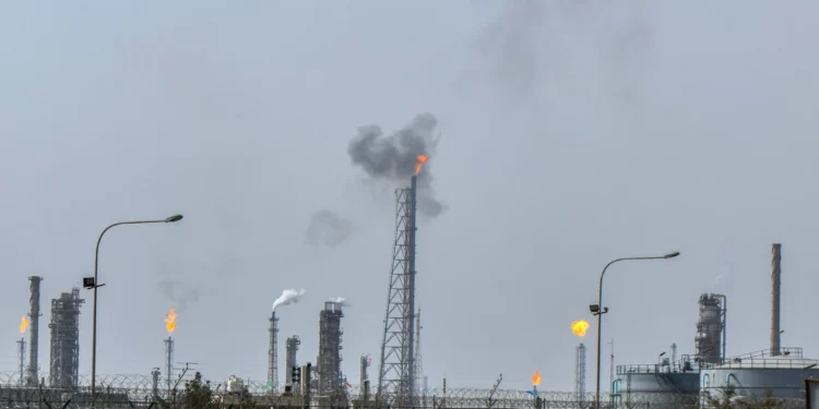 La refinería de petróleo Mina Al-Ahmadi opera en Kuwait, 20 de marzo de 2026. (Foto AP, archivo)
