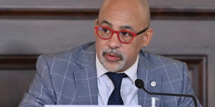 El representante de Pensilvania, Christopher Rabb, interviene durante una reunión del comité el 30 de junio de 2025 en Harrisburg, Pensilvania. (Foto AP/Aimee Dilger)