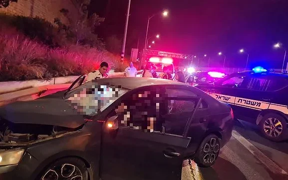 Policías y personal sanitario en el lugar de un doble homicidio cerca de Ramle, el 2 de mayo de 2026. (Policía de Israel)