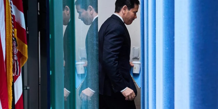 El secretario de Estado de EE. UU., Marco Rubio, abandona la sala tras hablar con los medios de comunicación en la sala de prensa James Brady de la Casa Blanca, el 5 de mayo de 2026, en Washington. (Foto AP/Jacquelyn Martin)