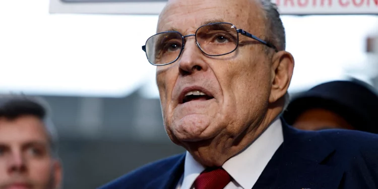 Rudy Giuliani, exabogado personal del expresidente de Estados Unidos Donald Trump, habla con los periodistas a las puertas del Tribunal Federal de Distrito E. Barrett Prettyman tras conocerse el veredicto de su juicio por difamación ante un jurado, el 15 de diciembre de 2023 en Washington, D.C. (Anna Moneymaker / GETTY IMAGES NORTH AMERICA / Getty Images vía AFP)