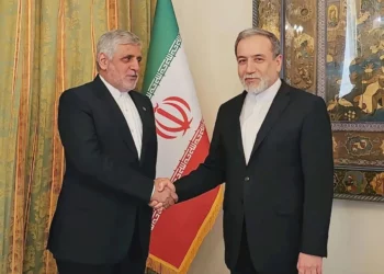El embajador Mohammad Reza Shibani (izquierda) estrecha la mano del ministro de Asuntos Exteriores iraní, Abbas Araghchi, el 25 de febrero de 2026. (Embajada de Irán en Beirut)