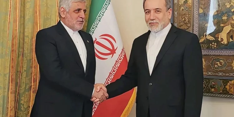 El embajador Mohammad Reza Shibani (izquierda) estrecha la mano del ministro de Asuntos Exteriores iraní, Abbas Araghchi, el 25 de febrero de 2026. (Embajada de Irán en Beirut)