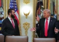 El presidente estadounidense Donald Trump, a la derecha, conversa con el presidente de Siria, Ahmad al-Sharaa, en la Casa Blanca en Washington el 10 de noviembre de 2025. (Oficina de Prensa de la Presidencia de Siria vía AP)