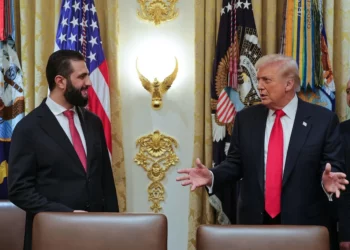 El presidente estadounidense Donald Trump, a la derecha, conversa con el presidente de Siria, Ahmad al-Sharaa, en la Casa Blanca en Washington el 10 de noviembre de 2025. (Oficina de Prensa de la Presidencia de Siria vía AP)