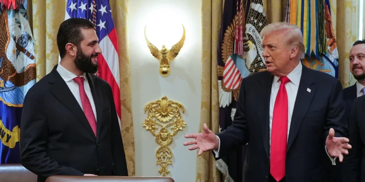 El presidente estadounidense Donald Trump, a la derecha, conversa con el presidente de Siria, Ahmad al-Sharaa, en la Casa Blanca en Washington el 10 de noviembre de 2025. (Oficina de Prensa de la Presidencia de Siria vía AP)