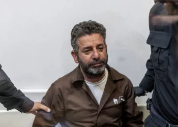 Agentes israelíes conducen al activista español de la flotilla Saif Abu Keshek a un tribunal de Ashkelon el 5 de mayo de 2026. (Ilia YEFIMOVICH / AFP)