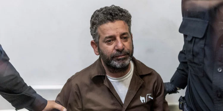 Agentes israelíes conducen al activista español de la flotilla Saif Abu Keshek a un tribunal de Ashkelon el 5 de mayo de 2026. (Ilia YEFIMOVICH / AFP)
