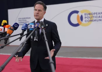 El secretario general de la OTAN, Mark Rutte, habla con los medios de comunicación a su llegada a una reunión de la Comunidad Política Europea en Ereván, Armenia, el 4 de mayo de 2026. (Foto AP/Anthony Pizzoferrato)