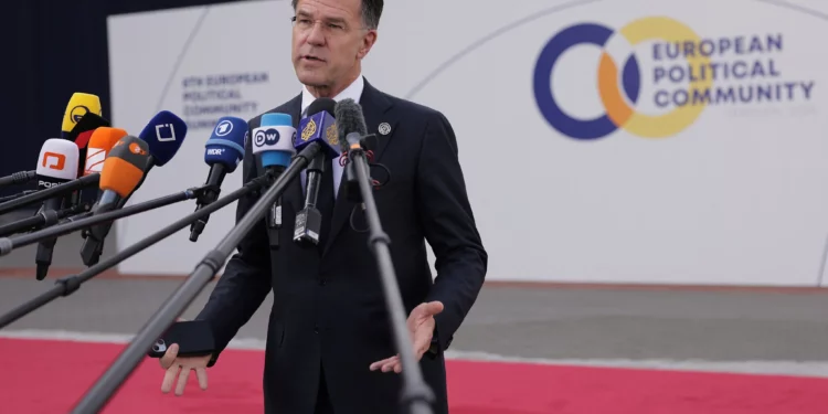El secretario general de la OTAN, Mark Rutte, habla con los medios de comunicación a su llegada a una reunión de la Comunidad Política Europea en Ereván, Armenia, el 4 de mayo de 2026. (Foto AP/Anthony Pizzoferrato)