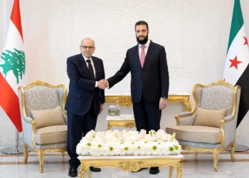 Esta fotografía de archivo facilitada por la agencia de noticias siria SANA, con fecha del 9 de mayo de 2026, muestra al presidente sirio Ahmed al-Sharaa y al primer ministro libanés Nawaf Salam en el Palacio del Pueblo de Damasco. (SANA / AFP)