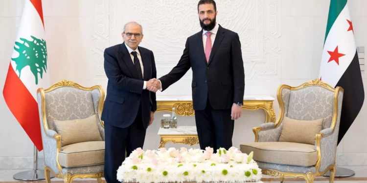Esta fotografía de archivo facilitada por la agencia de noticias siria SANA, con fecha del 9 de mayo de 2026, muestra al presidente sirio Ahmed al-Sharaa y al primer ministro libanés Nawaf Salam en el Palacio del Pueblo de Damasco. (SANA / AFP)