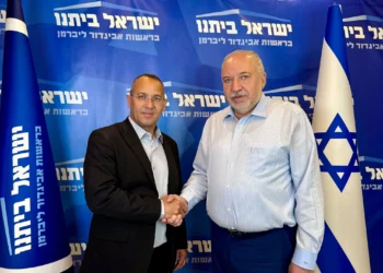 Hermano de exrehenes Eli y Yossi se une al partido Yisrael Beytenu