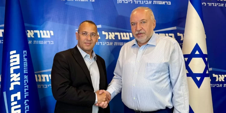 Hermano de exrehenes Eli y Yossi se une al partido Yisrael Beytenu