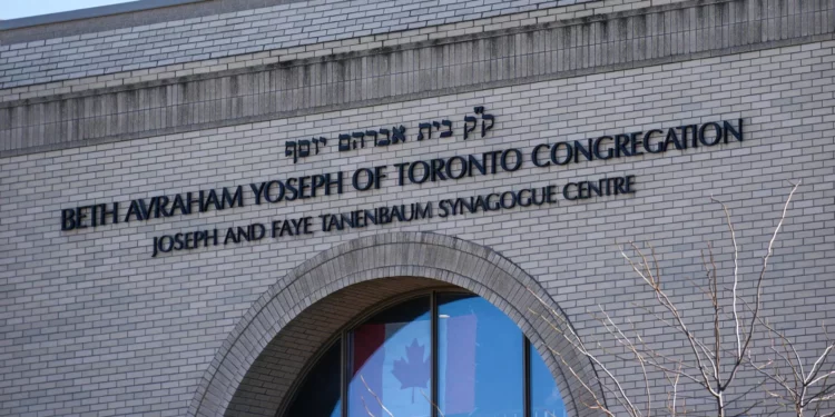 Acusan a un menor por disparar contra dos sinagogas en Toronto