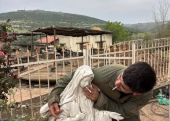 Soldado israelí coloca cigarrillo a estatua de Virgen María en el Líbano