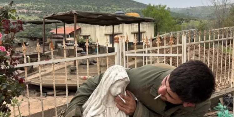 Soldado israelí coloca cigarrillo a estatua de Virgen María en el Líbano