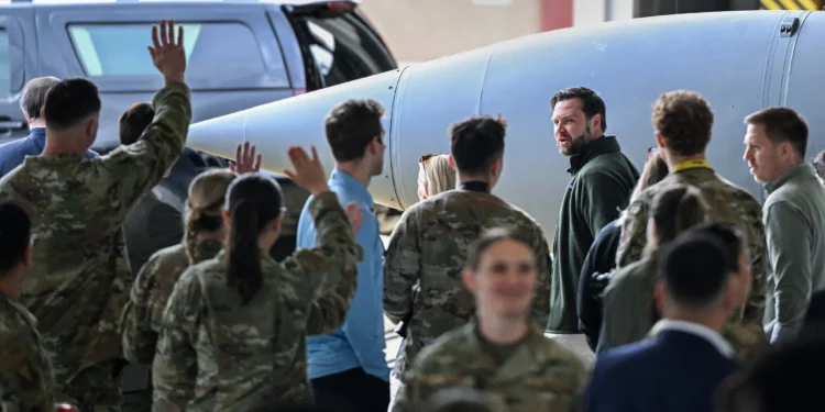 El vicepresidente de Estados Unidos, JD Vance, visita a los militares durante una escala para repostar en la base aérea de Ramstein, Alemania, el 24 de abril de 2025. (Kenny Holston/Foto de pool vía AP)
