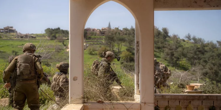 Soldados de la 91.ª División Regional “Galilea” de las Fuerzas de Defensa de Israel operan en el sur del Líbano, en una fotografía de archivo publicada el 13 de mayo de 2026. (Fuerzas de Defensa de Israel)