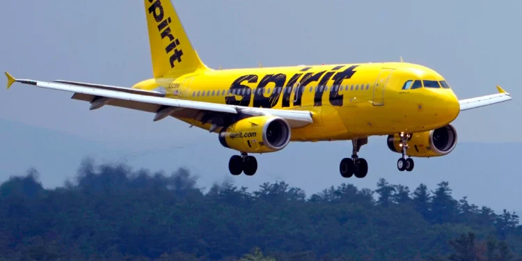 Un Airbus A319 de Spirit Airlines se aproxima al Aeropuerto Regional de Manchester-Boston para aterrizar, el 2 de junio de 2023, en Manchester, Nuevo Hampshire (Foto AP/Charles Krupa, archivo)