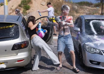 30 estudiantes hospitalizados con lesiones oculares por spray de espuma